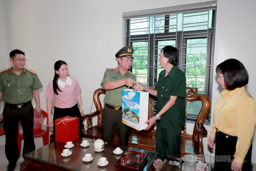 Thiếu tướng Nguyễn Đức Thuận, Ủy viên Ban Thường vụ Tỉnh ủy, Bí thư Đảng ủy, Giám đốc Công an tỉnh thăm hỏi, tặng quà ông Đào Công Anh, sinh năm 1962, trú tại thôn Lương Viên, xã Phú Lương, là thương binh tỷ lệ tổn thương cơ thể 61%.