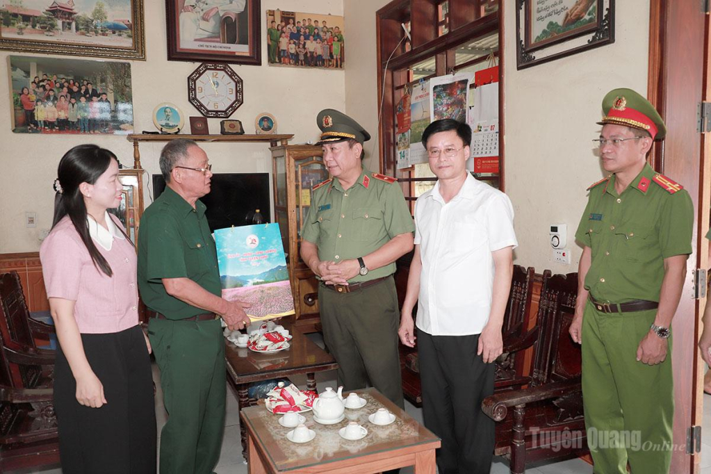 Thiếu tướng Nguyễn Đức Thuận, Ủy viên Ban Thường vụ Tỉnh ủy, Bí thư Đảng ủy, Giám đốc Công an tỉnh thăm hỏi, tặng quà ông Trần Đức Hiểu, sinh năm 1953, trú tại thôn Văn Bảo, xã Sơn Thủy là thương binh tỷ lệ tổn thương cơ thể 31%.