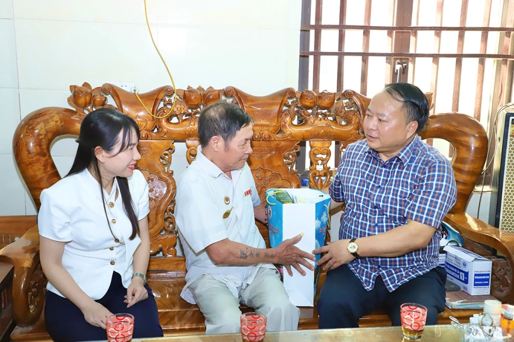 Chủ tịch UBND tỉnh Phan Huy Ngọc tặng quà bệnh binh Nguyễn Văn Quang bệnh binh Nguyễn Văn Quang, tổ dân phố Phú An, phường Bình Thuận.