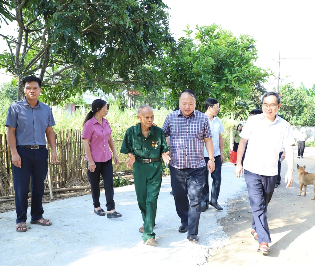 Chủ tịch UBND tỉnh Phan Huy Ngọc tới thăm thương binh Âu Văn Dừn, tổ dân phố Kim Phú 17, phường Mỹ Lâm.