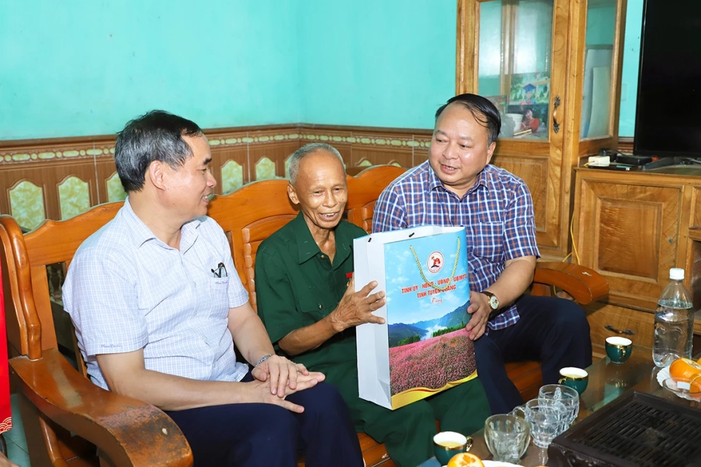 Chủ tịch UBND tỉnh Phan Huy Ngọc tặng quà, động viên Âu Văn Dừn thương binh Âu Văn Dừn, tổ dân phố Kim Phú 17, phường Mỹ Lâm.