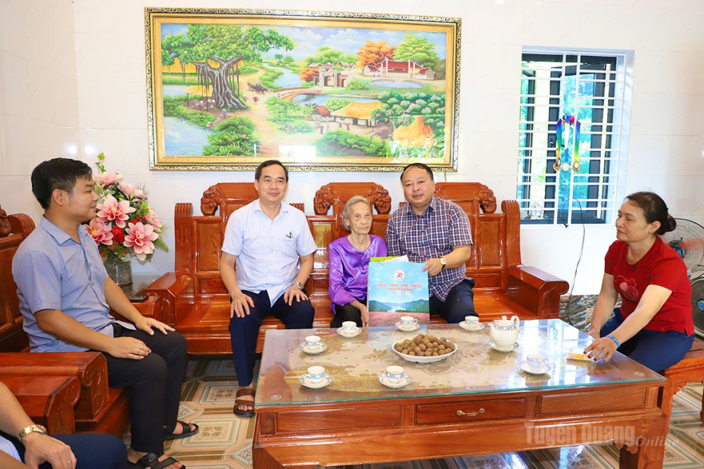 Đồng chí Phan Huy Ngọc tặng quà, động viên bà Trần Thị Cành, vợ liệt sĩ, tổ dân phố Quyết Thắng, phường Mỹ Lâm.