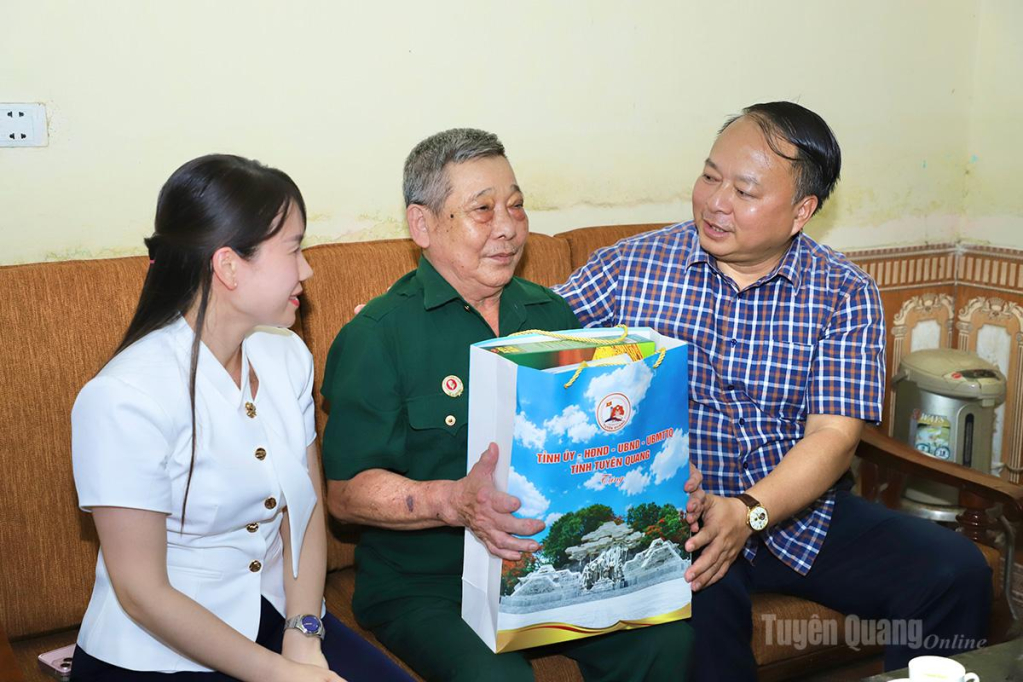 Chủ tịch UBND tỉnh Phan Huy Ngọc thăm, tặng quà thương binh Nguyễn Quang Long, tổ dân phố 19, phường Bình Thuận.