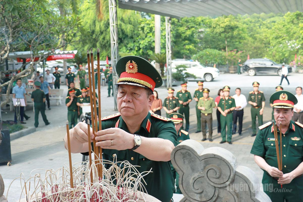 Đại tướng Nguyễn Trọng Nghĩa, Ủy viên Bộ Chính trị, Bí thư Trung ương Đảng, Ủy viên Thường vụ Quân ủy Trung ương, Chủ nhiệm Tổng cục Chính trị Quân đội nhân dân Việt Nam dâng hương tại Nghĩa trang Liệt sĩ Quốc gia Vị Xuyên.