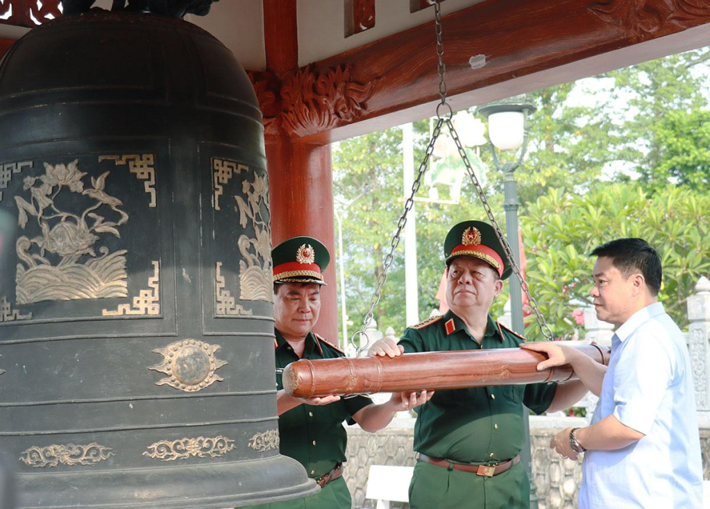 Đại tướng Nguyễn Trọng Nghĩa cùng các đồng chí lãnh đạo Quân khu 2 và lãnh đạo tỉnh Tuyên Quang thỉnh chuông tại Nghĩa trang Liệt sĩ Quốc gia Vị xuyên.