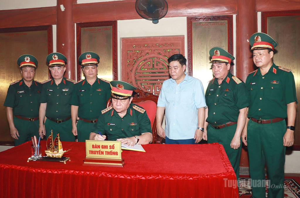 Đại tướng Nguyễn Trọng Nghĩa, Ủy viên Bộ Chính trị, Bí thư Trung ương Đảng, Ủy viên Thường vụ Quân ủy Trung ương, Chủ nhiệm Tổng cục Chính trị Quân đội nhân dân Việt Nam ghi Sổ vàng lưu niệm tại Đền thờ các Anh hùng Liệt sĩ tại Nghĩa trang Liệt sĩ Quốc gia Vị xuyên.