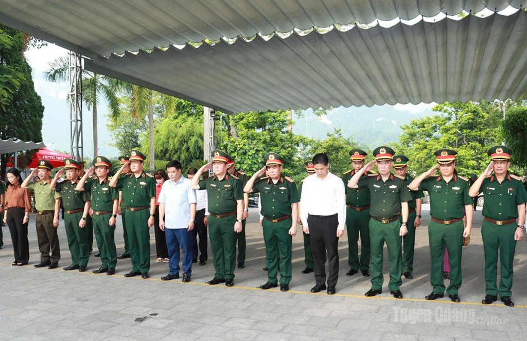 Các đại biểu dành phút mặc niệm tưởng nhớ các Anh hùng liệt sĩ.