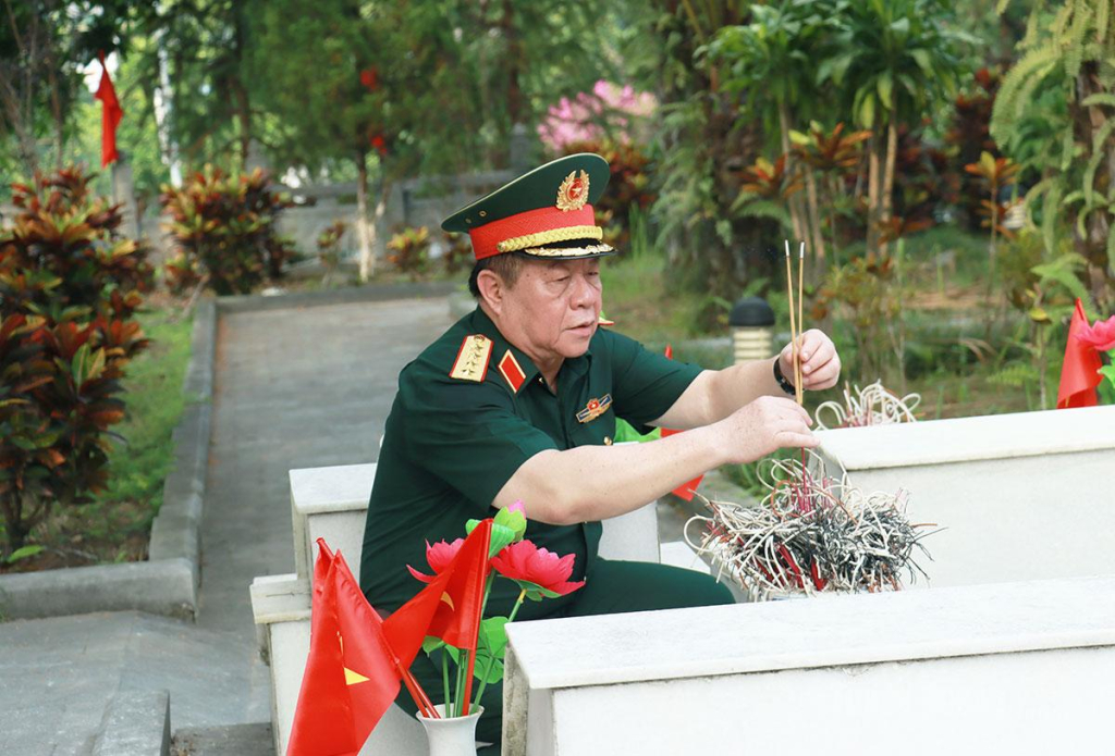 Đại tướng Nguyễn Trọng Nghĩa thắp hương lên các phần mộ liệt sĩ.
