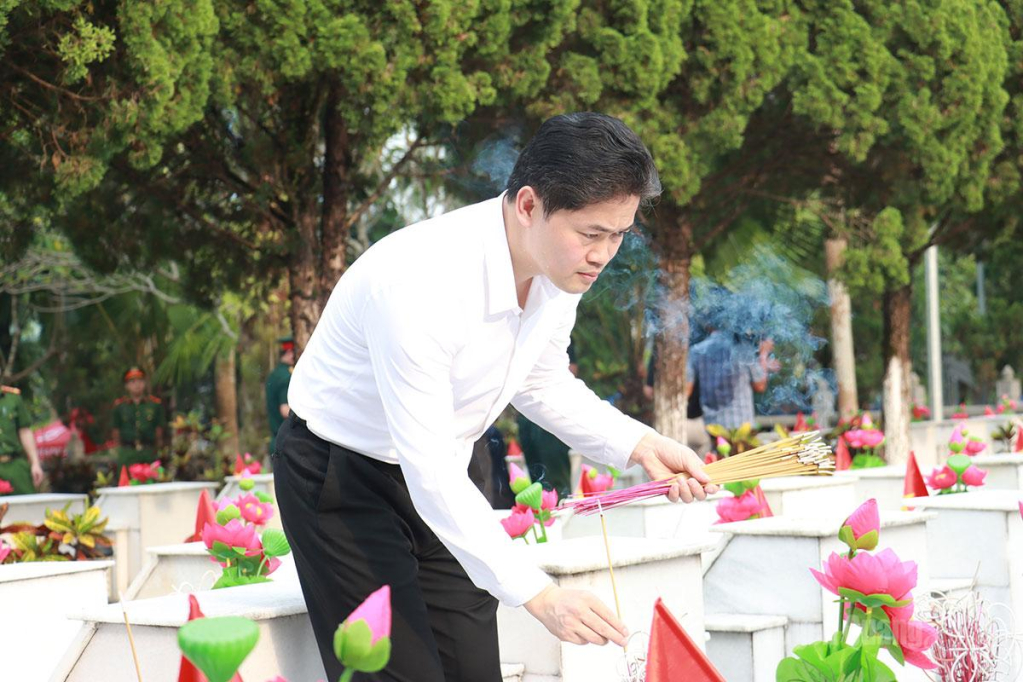 Đồng chí Vũ Mạnh Hà, Thứ trưởng Thường trực Bộ Y tế thắp hương tri ân các Anh hùng liệt sĩ.