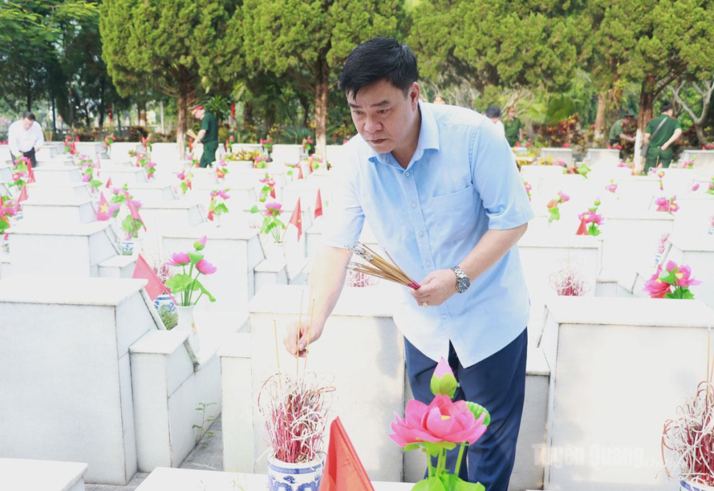 Đồng chí Hoàng Gia Long, Phó Chủ tịch UBND tỉnh thắp hương lên phần mộ liệt sĩ.