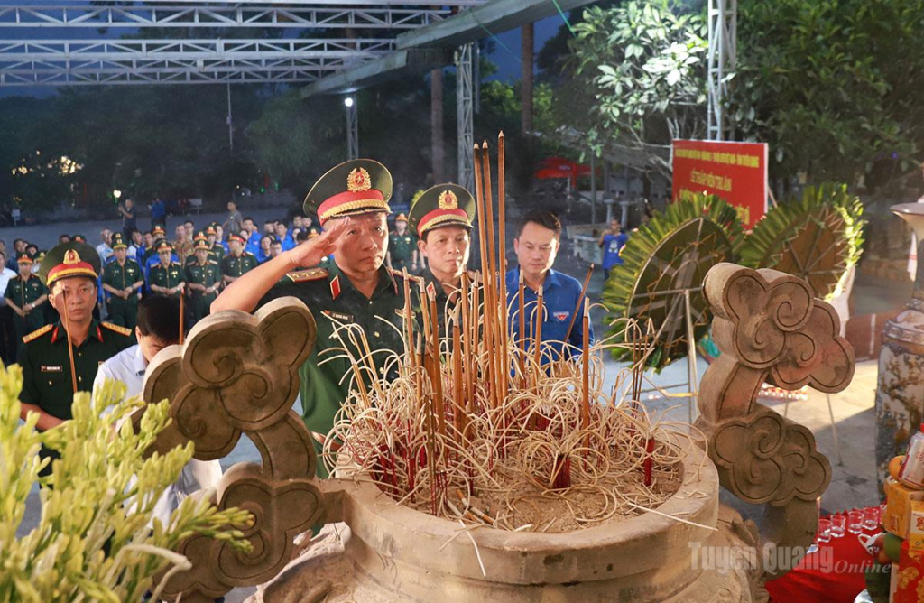 Thượng tướng Lê Quang Minh, Phó Chủ nhiệm Tổng cục Chính trị Quân đội Nhân dân Việt Nam và các đại biểu thắp hương tri ân tại tượng đài Tổ quốc ghi công.