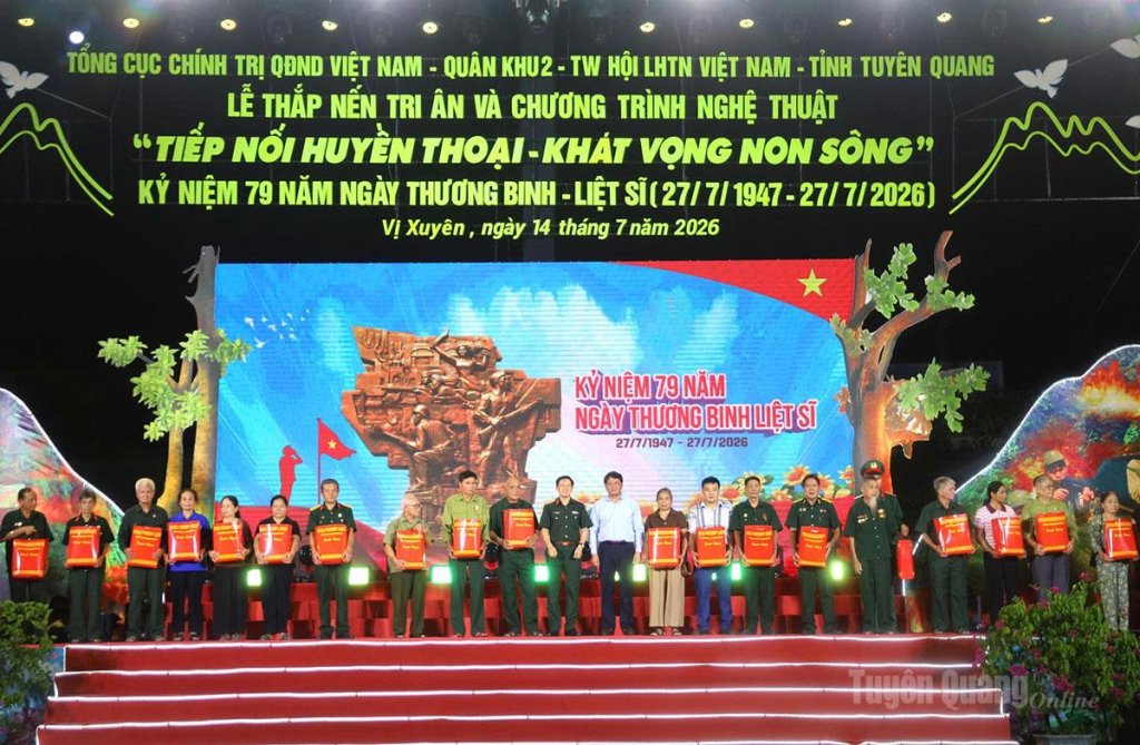 Đồng chí Hà Trung Kiên, Phó Chủ tịch Thường trực Ủy ban MTTQ Việt Nam tỉnh Tuyên Quang trao quà cho các gia đình chính sách.