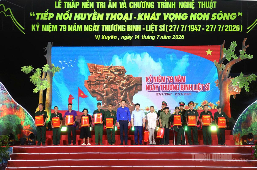 Đồng chí Hoàng Gia Long, Phó Chủ tịch UBND tỉnh và đồng chí Nguyễn Kim Quy, Bí thư Trung ương Đoàn TNCS Hồ Chí Minh trao quà cho các gia đình chính sách.