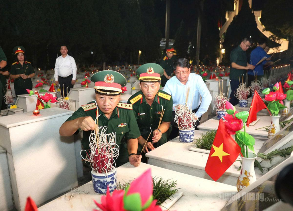 Thượng tướng Lê Quang Minh, Phó Chủ nhiệm Tổng cục Chính trị Quân đội Nhân dân Việt Nam thắp hương tại các phần mộ liệt sĩ.
