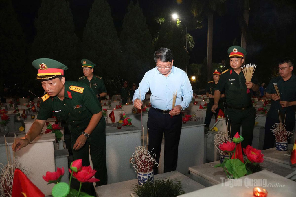 Đồng chí Hà Trung Kiên, Phó Chủ tịch Thường trực Ủy ban MTTQ Việt Nam tỉnh Tuyên Quang thắp hương tại phần mộ liệt sĩ.