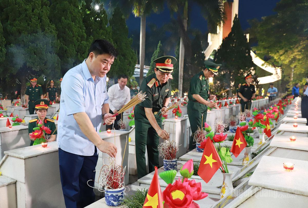 Đồng chí Hoàng Gia Long, Phó Chủ tịch UBND tỉnh thắp hương tại phần mộ liệt sĩ.