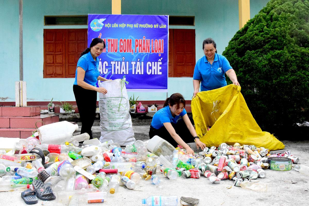 Hội viên phụ nữ phường Mỹ Lâm thu gom, phân loại rác thải tái chế góp phần bảo vệ môi trường.