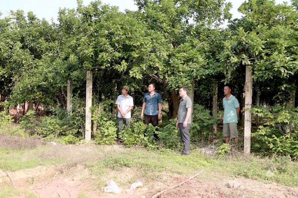 Đảng viên Chi bộ thôn Tân Sơn, xã Xuân Vân vận động Nhân dân giải phóng mặt bằng Cụm công nghiệp Xuân Vân.