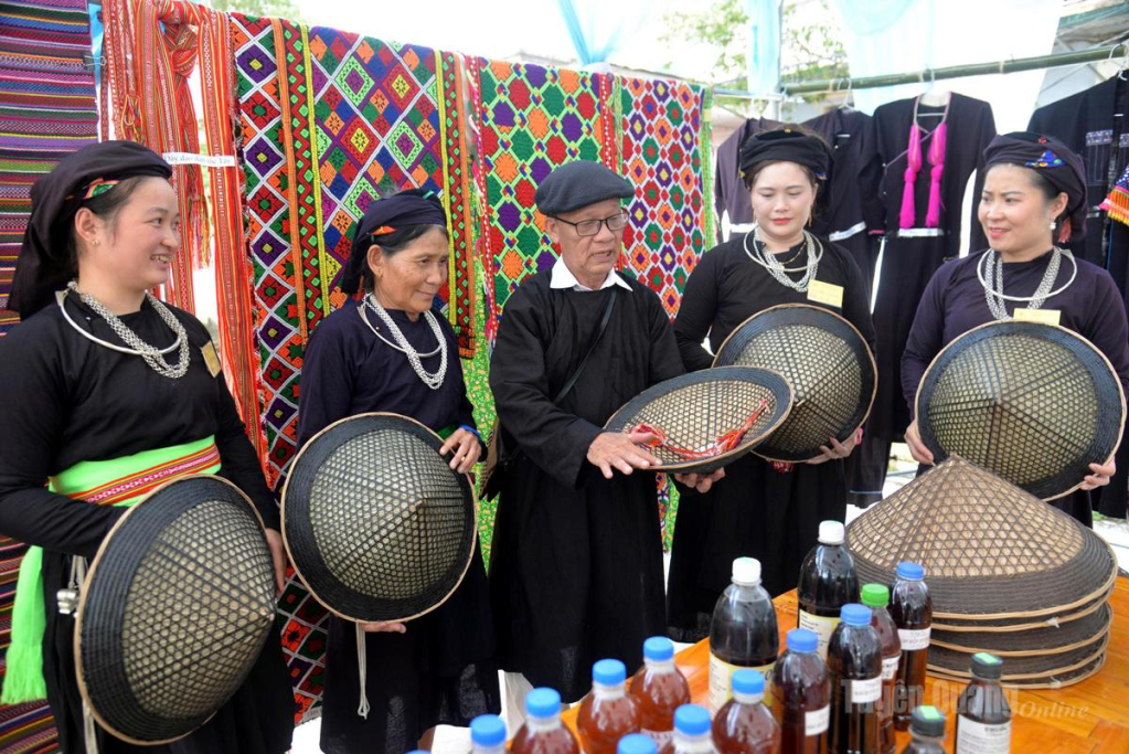 Đồng bào dân tộc Tày, xã Xuân Giang giữ gìn nghề truyền thống đan nón lá hai mê.