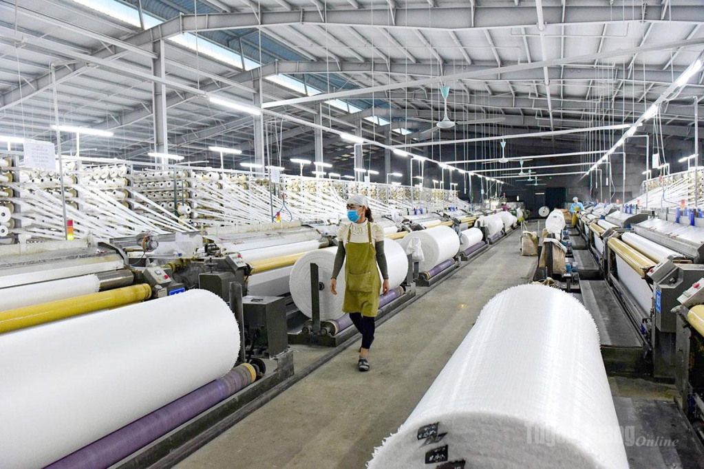 Công ty Hồng Phát (Khu công nghiệp Long Bình An ) sản xuất giấy xuất khẩu.