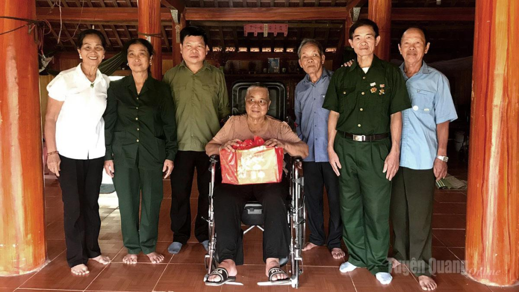 Hội cựu TNXP tỉnh tặng xe lăn và quà cho hội viên có hoàn cảnh khó khăn tại xã Lực Hành.