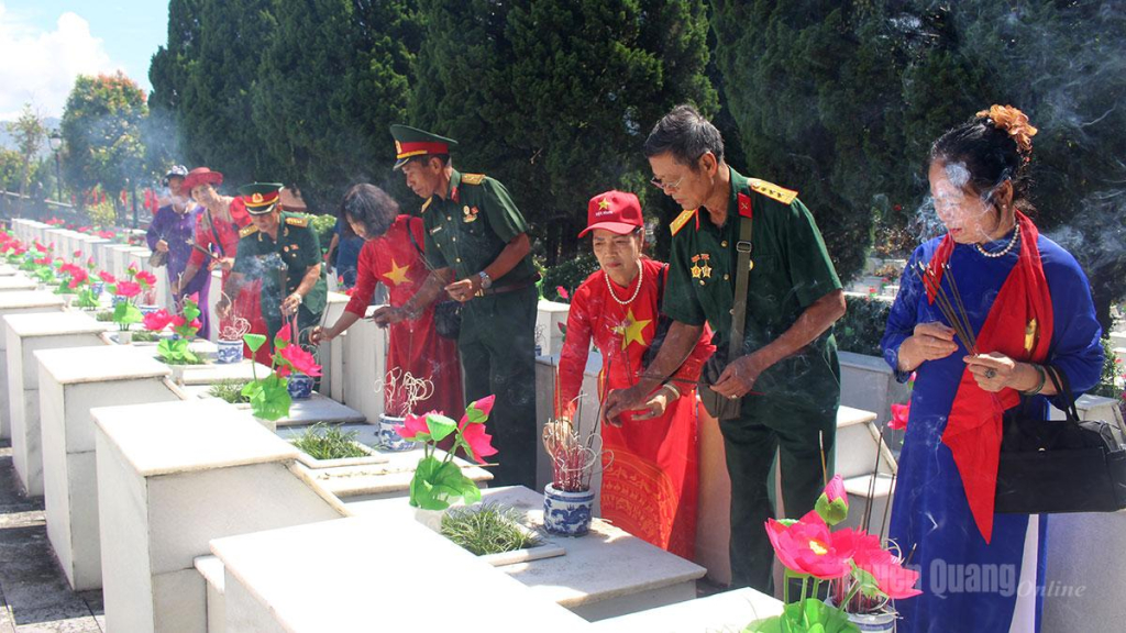 Những ngày tháng Bảy, đông đảo cựu chiến binh, thân nhân liệt sỹ và nhân dân từ khắp mọi miền đất nước trở về Nghĩa trang Liệt sỹ Quốc gia Vị Xuyên dâng hương, tưởng nhớ các anh hùng liệt sỹ.