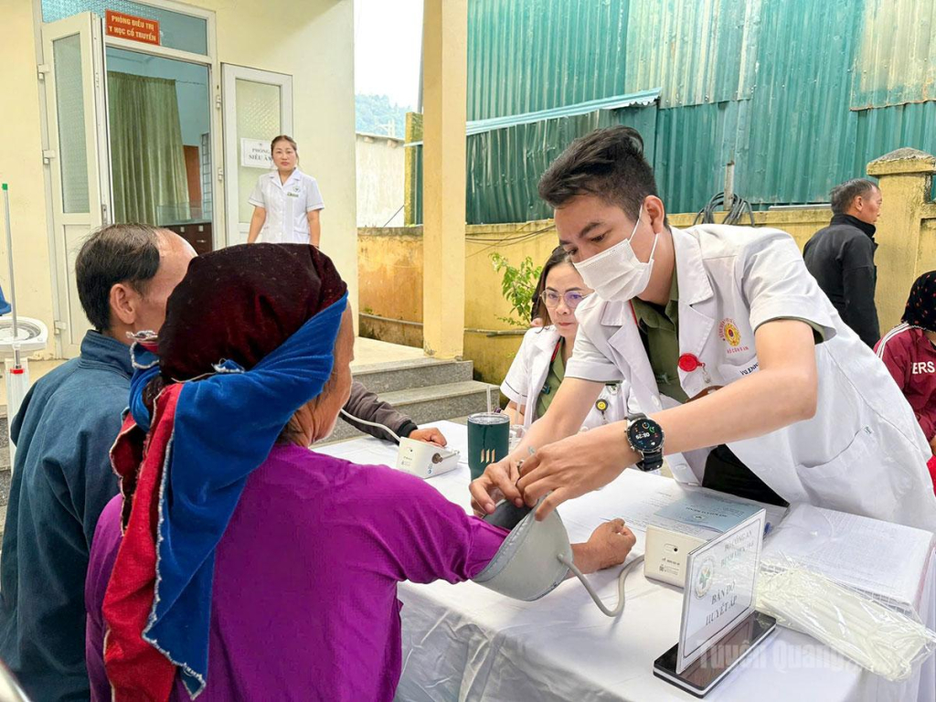 Người dân được khám bệnh, phát thuốc miễn phí tại chương trình.