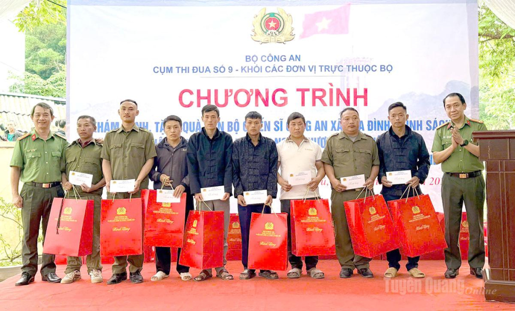 Bệnh viện 19-8 trao 250 suất quà cho gia đình chính sách, người có công xã Lũng Cú.