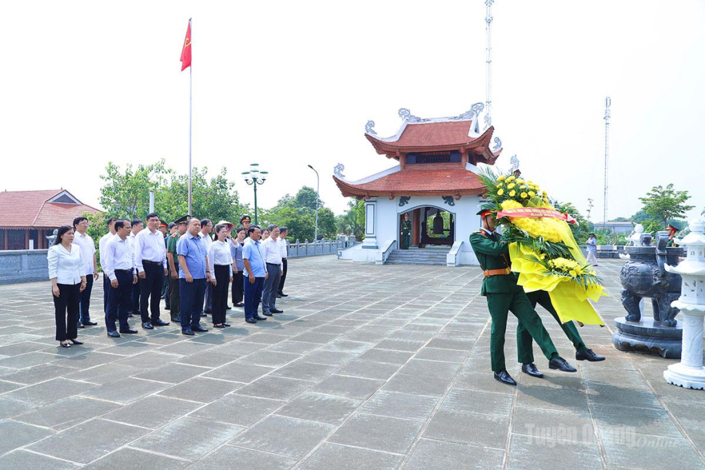 Đoàn đại biểu tỉnh thực hiện nghi thức dâng lẵng hoa tưởng nhớ các Anh hùng liệt sĩ.