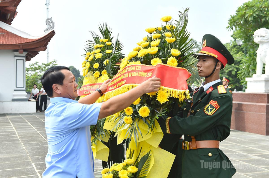 Đồng chí Bí thư Tỉnh ủy Hầu A Lềnh chỉnh, sửa lẵng hoa trước buổi lễ.