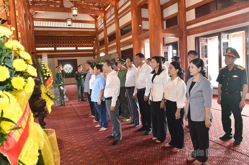Các đồng chí lãnh đạo tỉnh dâng hương, kính cáo trước anh linh các Anh hùng liệt sĩ.