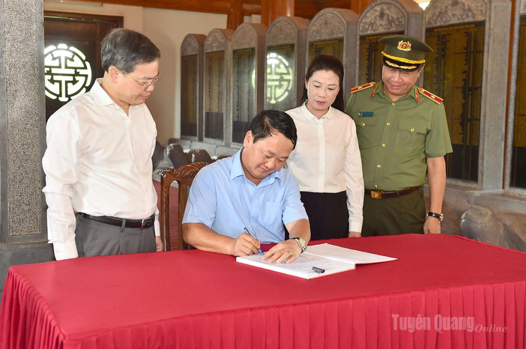 Đồng chí Bí thư Tỉnh ủy Hầu A Lềnh viết lưu bút tại Nhà tưởng niệm các Anh hùng liệt sĩ Nghĩa trang tỉnh.