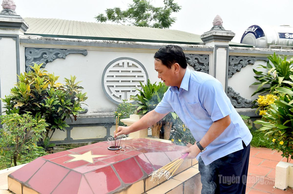 Đồng chí Bí thư Tỉnh ủy Hầu A Lềnh thắp hương phần mộ Mẹ Việt Nam Anh hùng tại nghĩa trang.