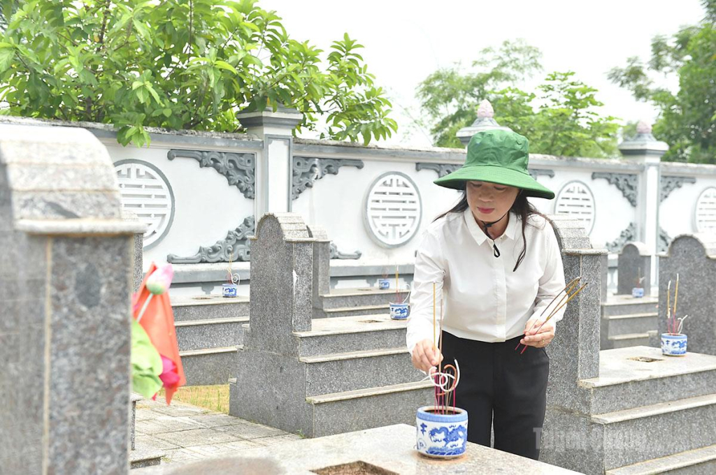 Đồng chí Phó Bí thư Thường trực Tỉnh ủy, Trưởng đoàn ĐBQH tỉnh Lê Thị Kim Dung thắp hương mộ liệt sĩ.