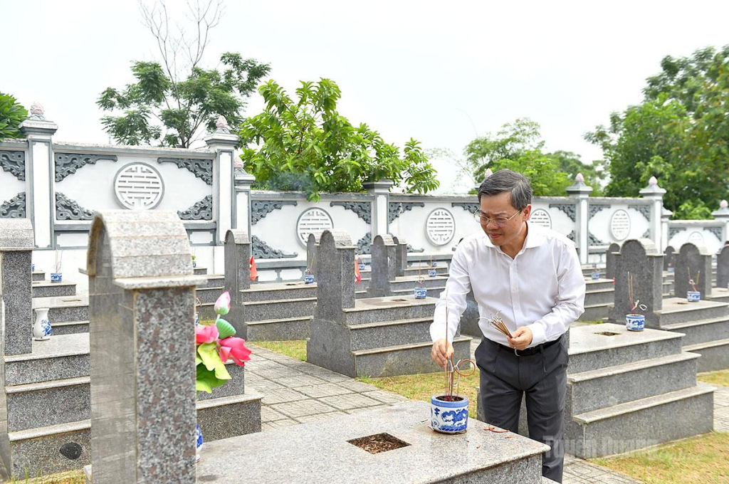 Đồng chí Nguyễn Văn Sơn, Chủ tịch HĐND tỉnh thắp hương mộ liệt sĩ.