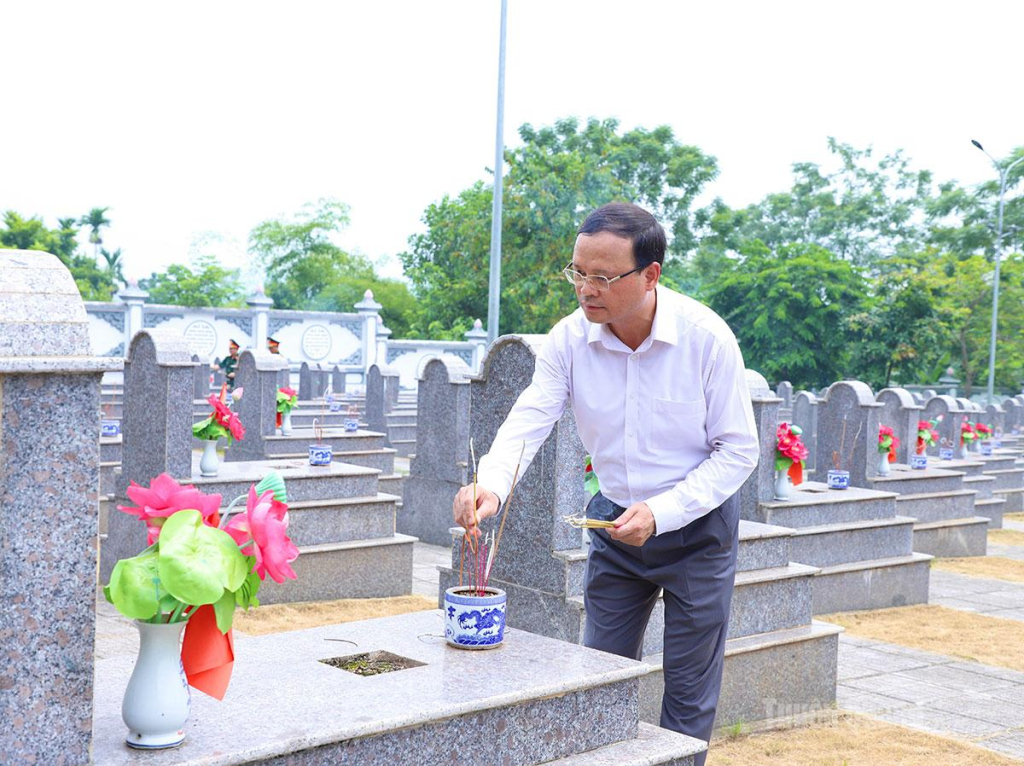 Phó Chủ tịch Thường trực UBND tỉnh Nguyễn Mạnh Tuấn thắp hương các phần mộ liệt sĩ.