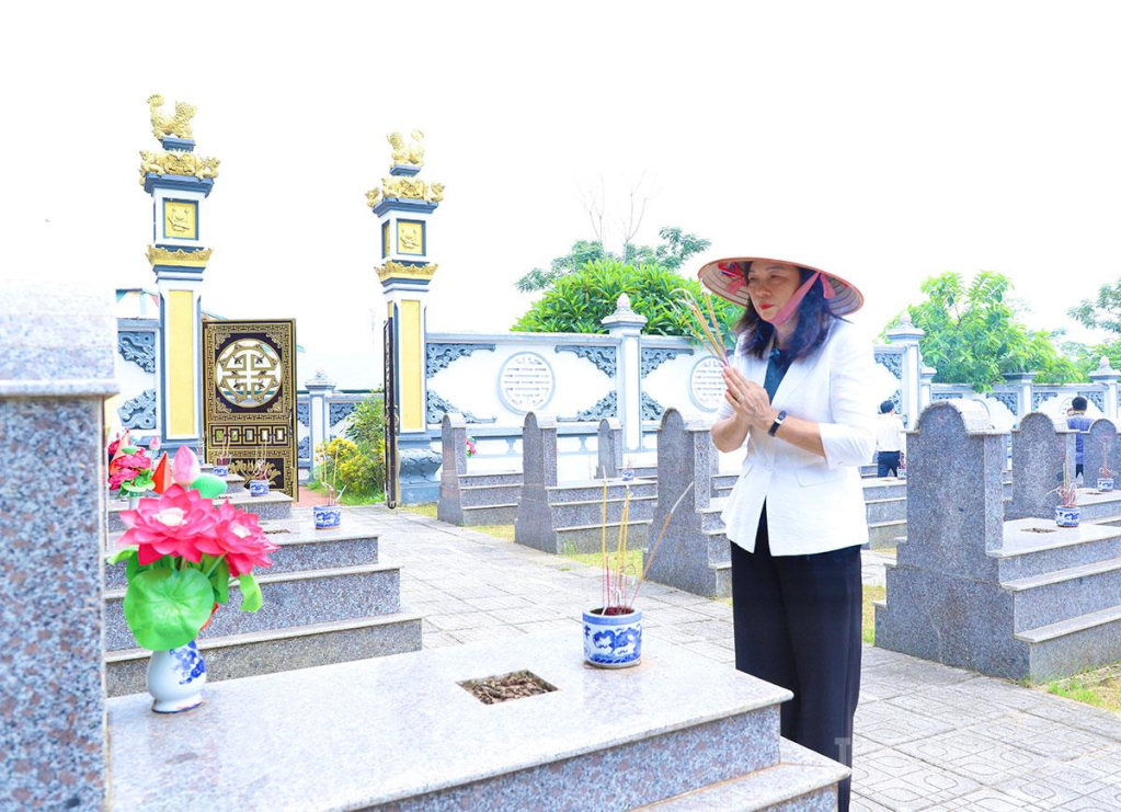 Phó Chủ tịch HĐND tỉnh Phạm Thị Minh Xuân thắp hương các phần mộ liệt sĩ.