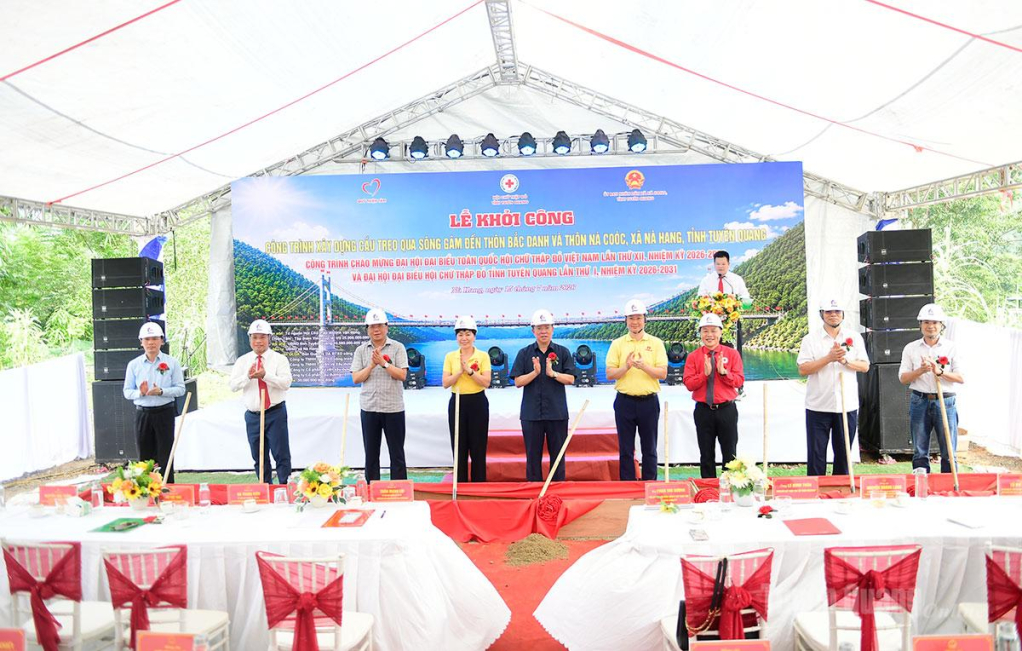 Đại biểu thực hiện nghi thức động thổ khởi công công trình.