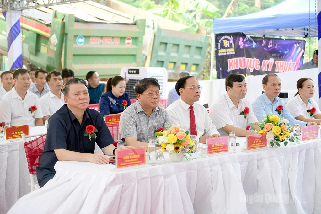 Đại biểu dự lễ khởi công.