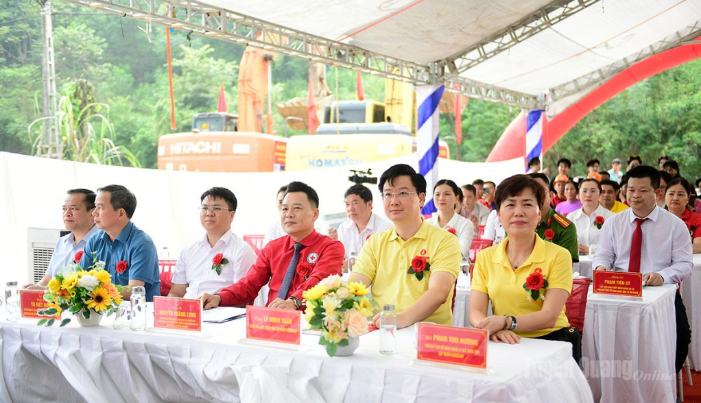 Đại biểu dự lễ khởi công.