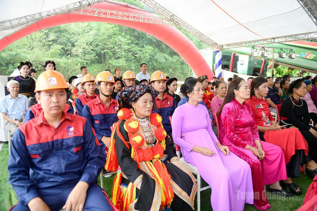 Đông đảo nhân dân thôn Bắc Danh dự lễ khởi công.