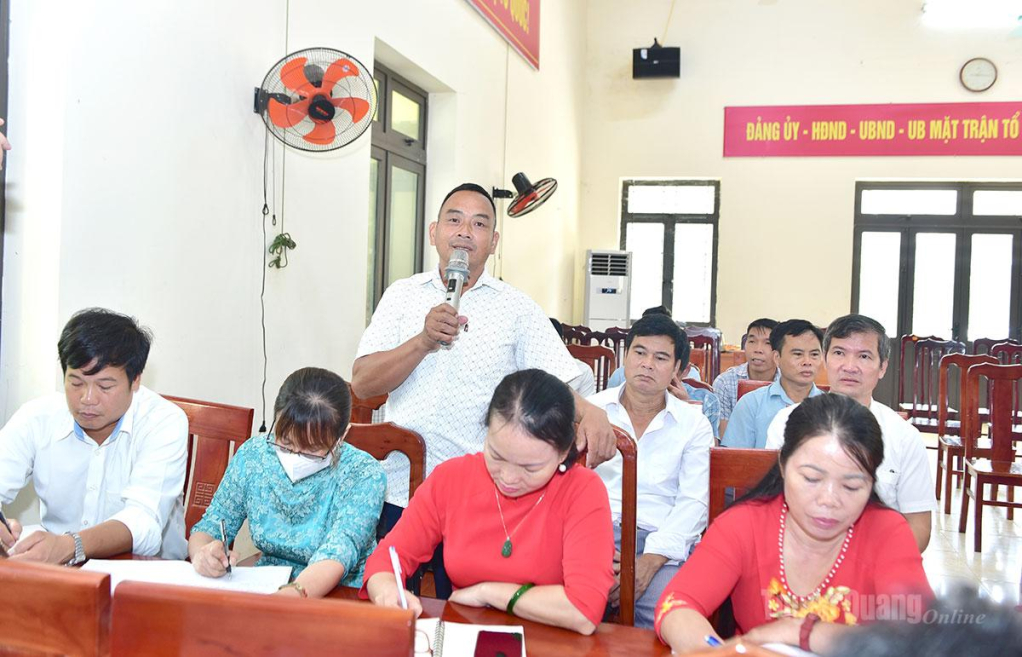 Đồng chí Lý Văn Súa, Bí thư Chi bộ thôn Tân An phát biểu thảo luận tại hội nghị.