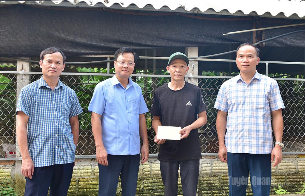 Trưởng Ban Tổ chức Tỉnh uỷ Trần Quang Minh tặng quà, động viên hộ anh Âu Dương Phong nhân dịp tham quan mô hình nuôi hươu của gia đình.