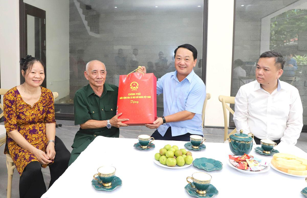 Thừa ủy quyền của Thủ tướng Chính phủ, Bí thư Tỉnh ủy Hầu A Lềnh tặng quà của Chính phủ cho ông Hà Hoa Bắc.