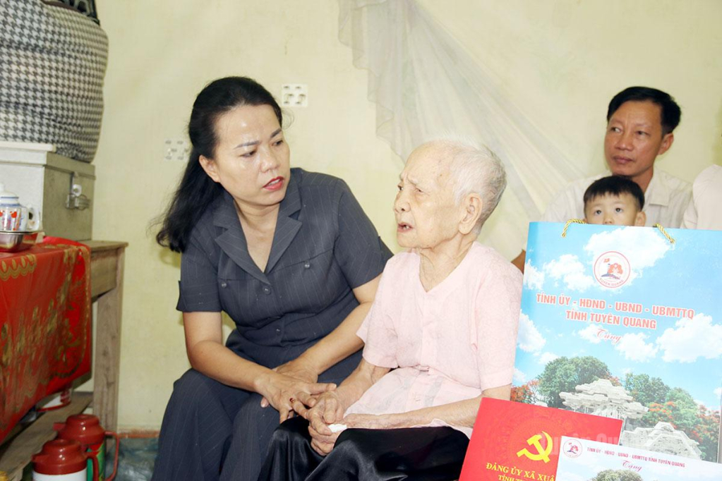 Đồng chí Lý Thị Lan, Ủy viên Ban Thường vụ Tỉnh ủy, Phó Trưởng Đoàn Đại biểu Quốc hội chuyên trách tỉnh thăm, tặng quà bà Ngô Thị Hoa, sinh năm 1929, thôn Minh Tân là mẹ liệt sĩ Dương Xuân Lợi.