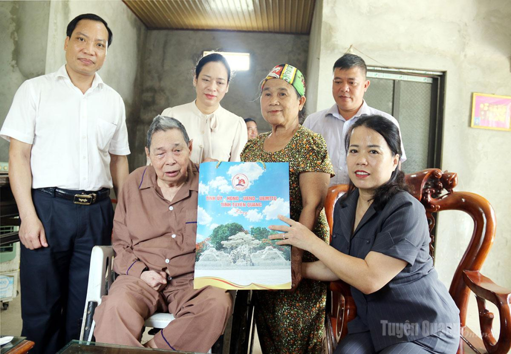 Đồng chí Lý Thị Lan tặng quà ông Đặng Văn Nghĩa, sinh năm 1942, thôn Sơn Hạ 1, là người hoạt động kháng chiến bị nhiễm chất độc hóa học.