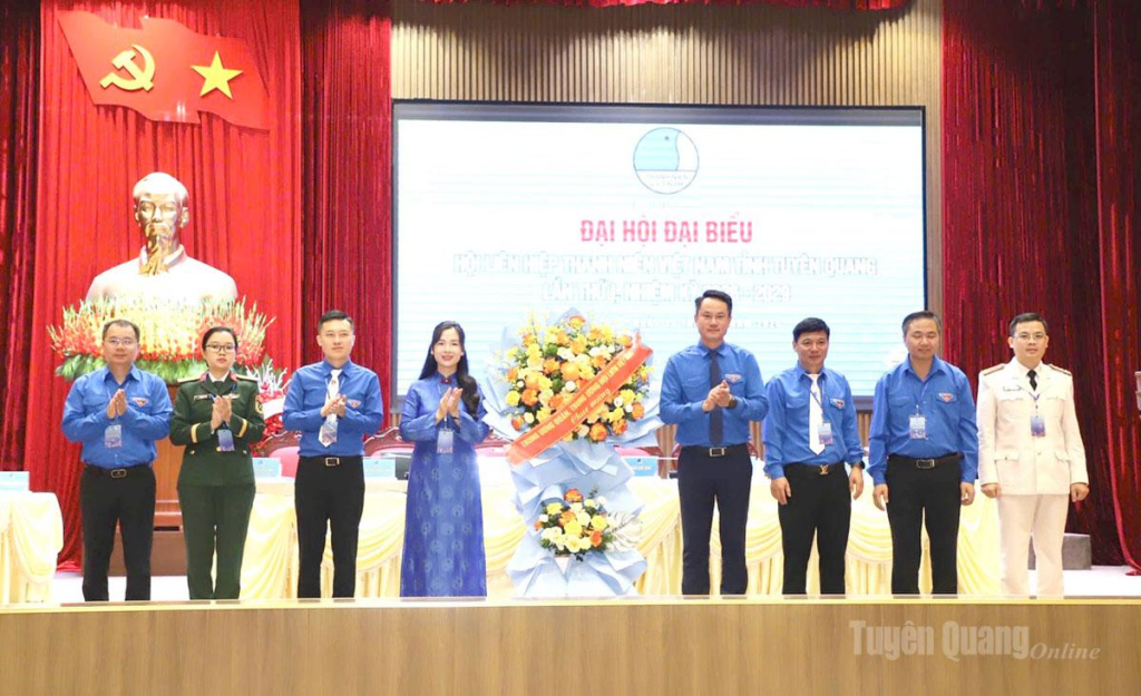 Trung ương Đoàn, Trung ương Hội Liên hiệp Thanh niên Việt Nam tặng Lẵng hoa chúc mừng Đại hội.