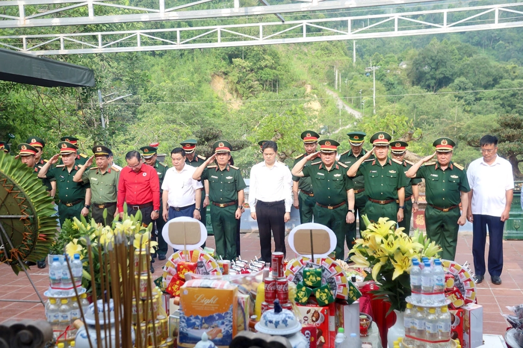Đồng chí Đại tướng Nguyễn Trọng Nghĩa và lãnh đạo tỉnh cùng thành viên đoàn công tác dành phút tưởng niệm tưởng nhớ, tri ân các Anh hùng Liệt sĩ.