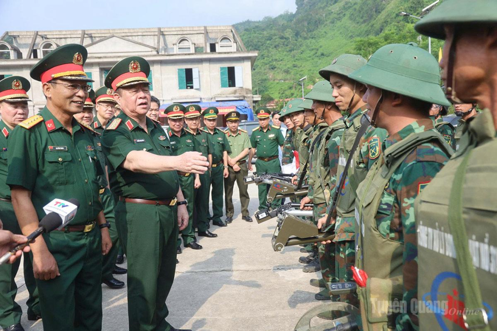 Đồng chí Đại tướng Nguyễn Trọng Nghĩa hỏi thăm tình hình công tác rà phá bom mìn Đội rà phá bom mìn ở xã Thanh Thủy thuộc Công ty TNHH MTV xử lý bom mìn 319, Tổng Công ty 319, Bộ Quốc phòng.