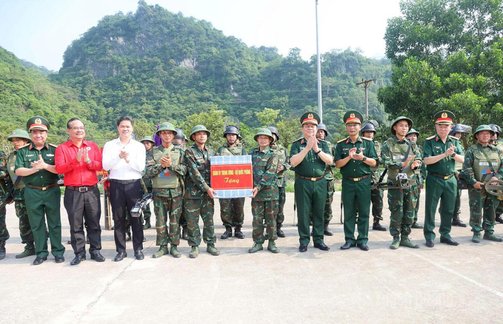 Đồng chí Đại tướng Nguyễn Trọng Nghĩa tặng quà Đội rà phá bom mìn ở xã Thanh Thủy thuộc Công ty TNHH MTV xử lý bom mìn 319, Tổng Công ty 319, Bộ Quốc phòng.